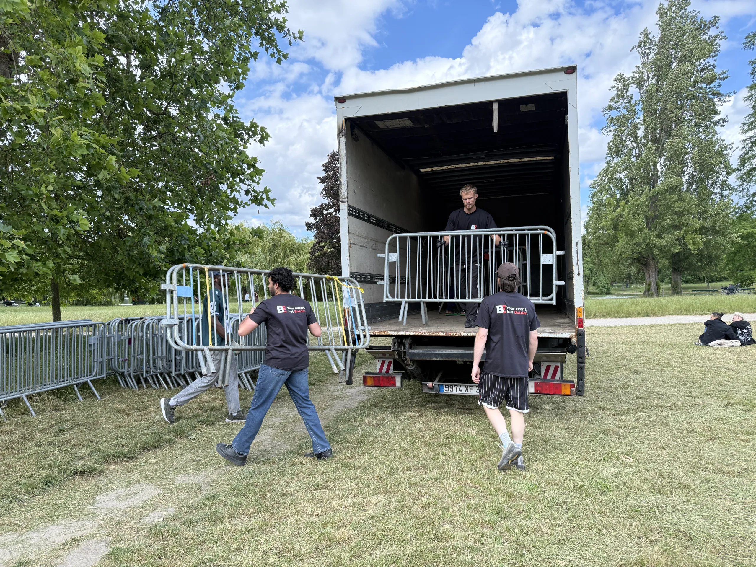Déchargement et installation des barrières